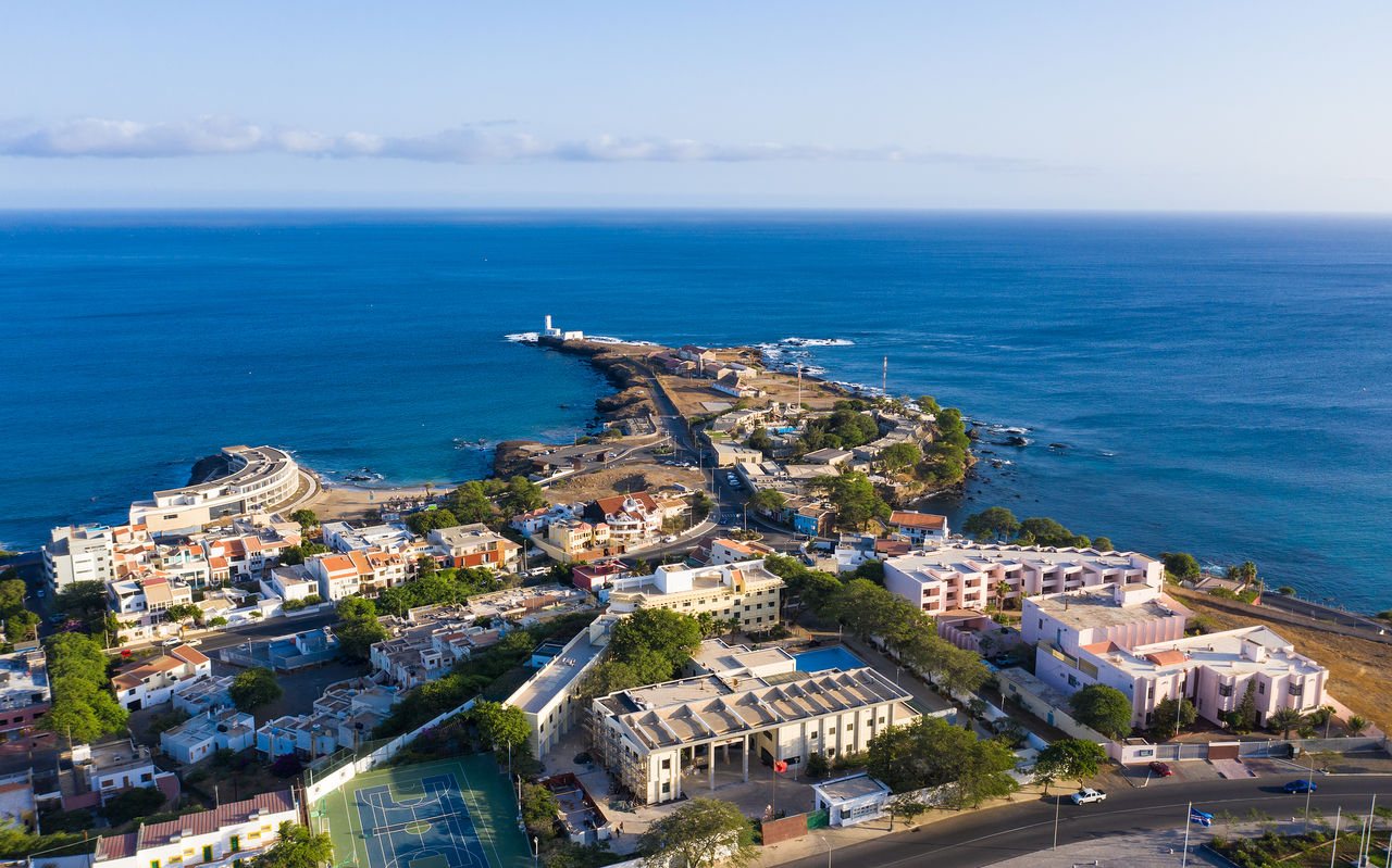 Vista aérea sobre la vibrante capital de Cabo Verde, la ciudad de Praia, que encanta con sus playas deslumbrantes.