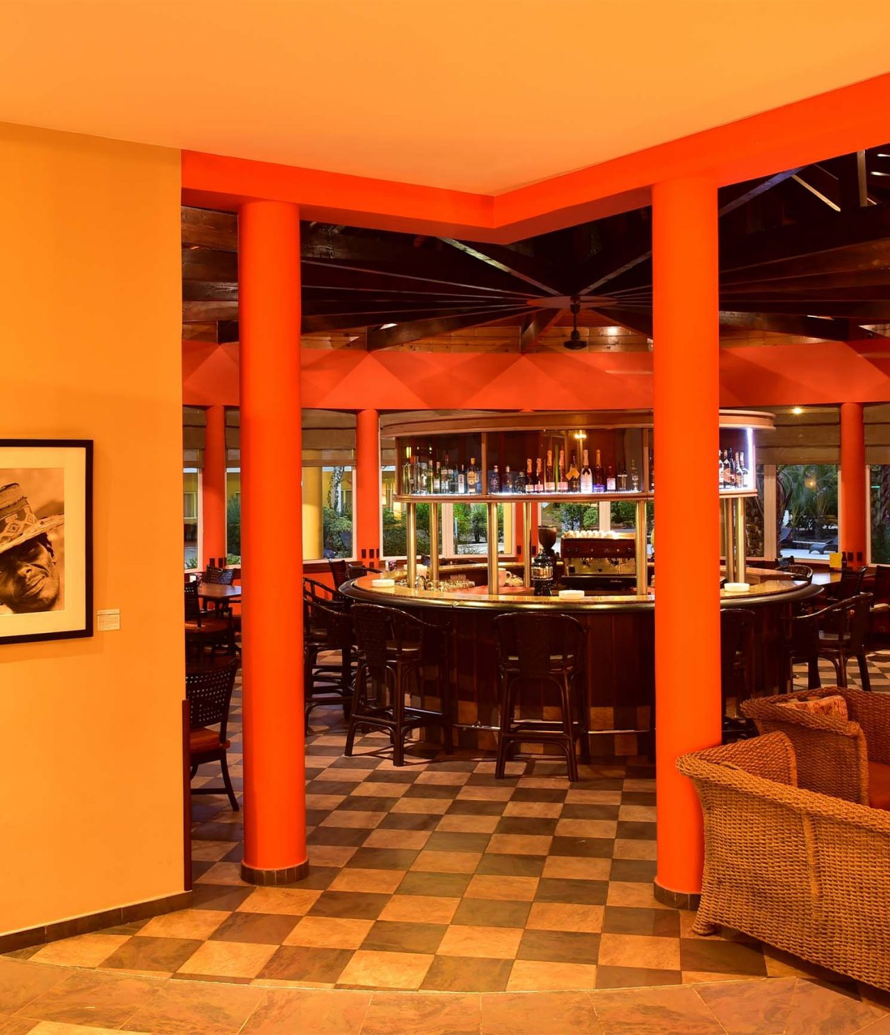 El bar Ilhéu, del Hotel 4 Estrellas en Cabo Verde, tiene un bar en círculo con mostrador alrededor