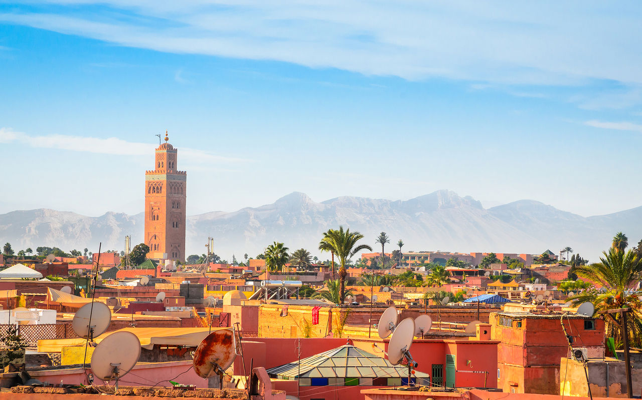 Vista aérea del centro histórico de Marrakech, con la torre de la Mezquita Koutoubia y las montañas circundantes