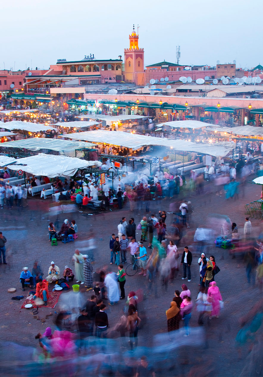 El Jemaa el-Fnaa, en Marrakech, es una plaza vibrante llena de vida durante el día y la noche