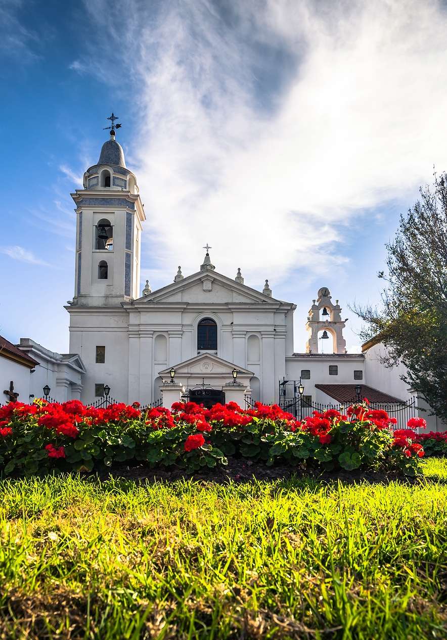 Hospédate en Pestana Buenos Aires y descubre Recoleta, con su iglesia blanca y jardín