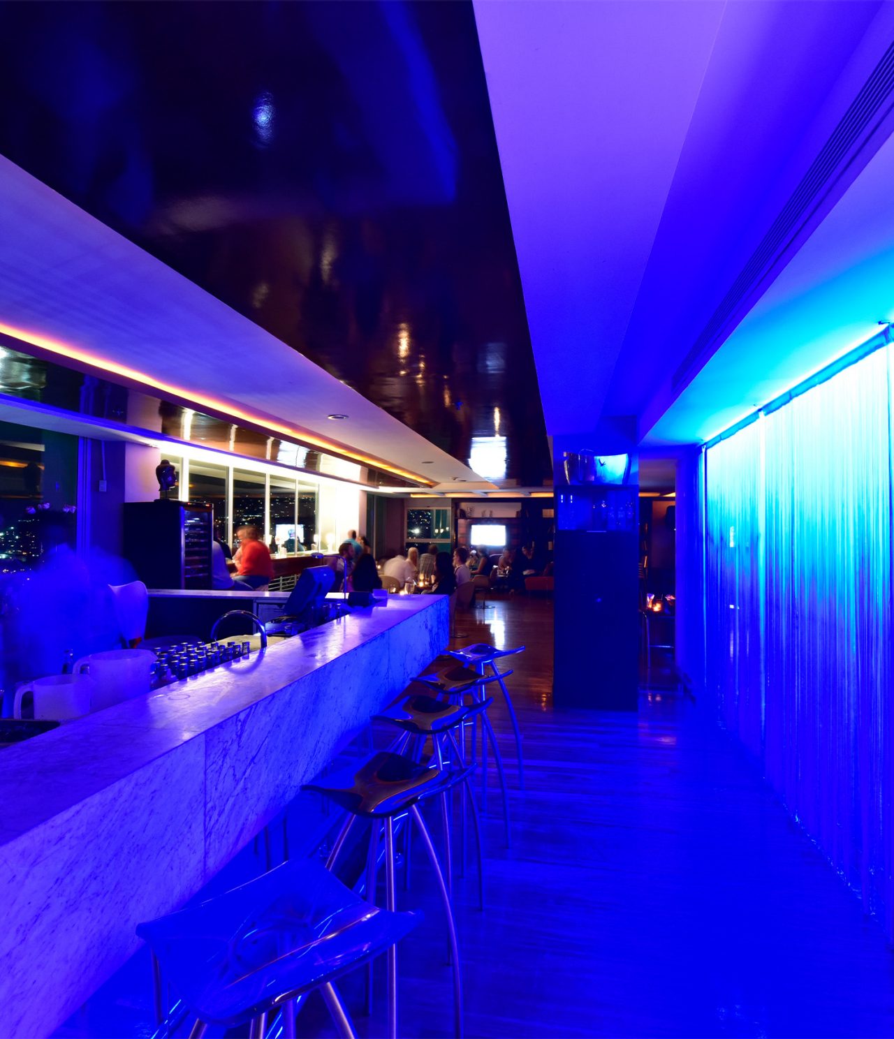 El bar Lounge Ávila, del Hotel en Caracas, tiene bancos altos, luces de neón azules y sirve bebidas alcohólicas