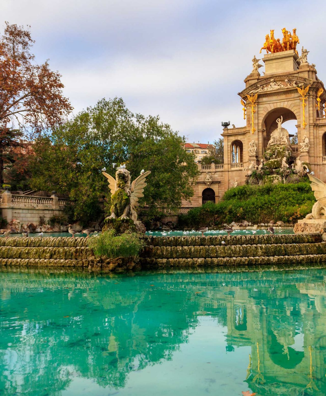 La imponente cascada Monumental en el Parque de la Ciutadella, Barcelona, con sus esculturas doradas y agua cristalina