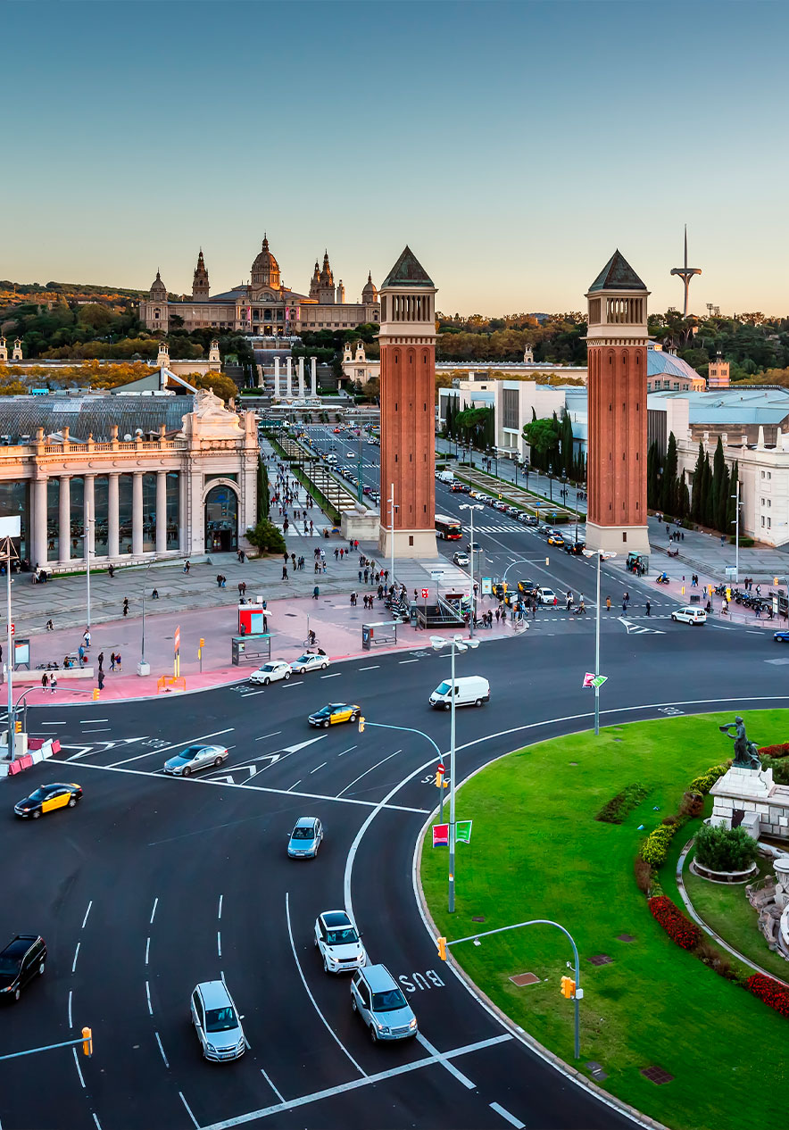 La Plaza de España en Barcelona es un amplio espacio con fuentes majestuosas y arquitectura impresionante