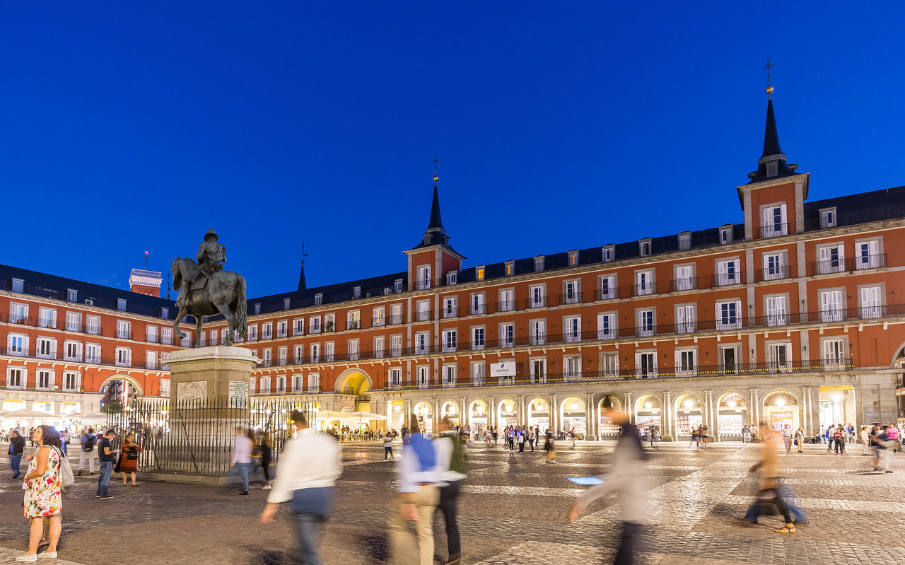 Plaza Mayor, en el centro histórico de Madrid, por la noche, con muchos turistas caminando más acerca del Pestana Plaza Mayor