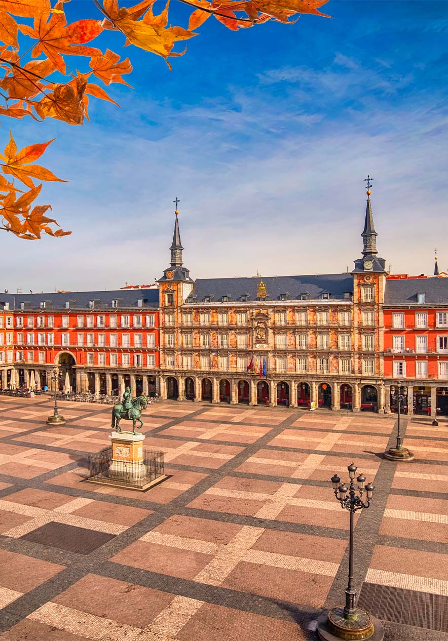 Vista de la Plaza Mayor de Madrid, con edificios históricos naranjas y un amplio espacio central