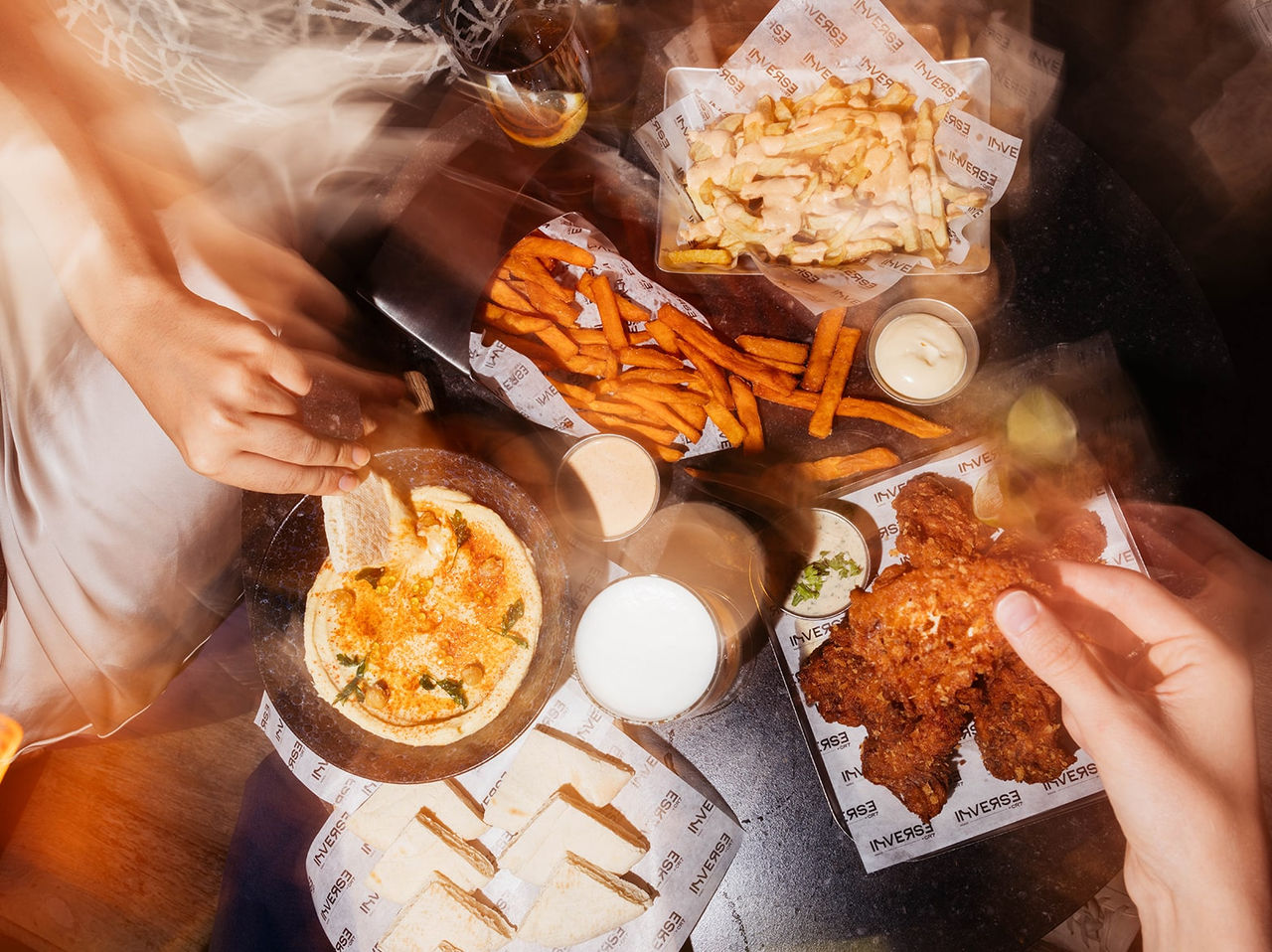 El restaurante Inverse by CR7, del hotel en el centro de Madrid, España, tiene una mesa con aperitivos variados.