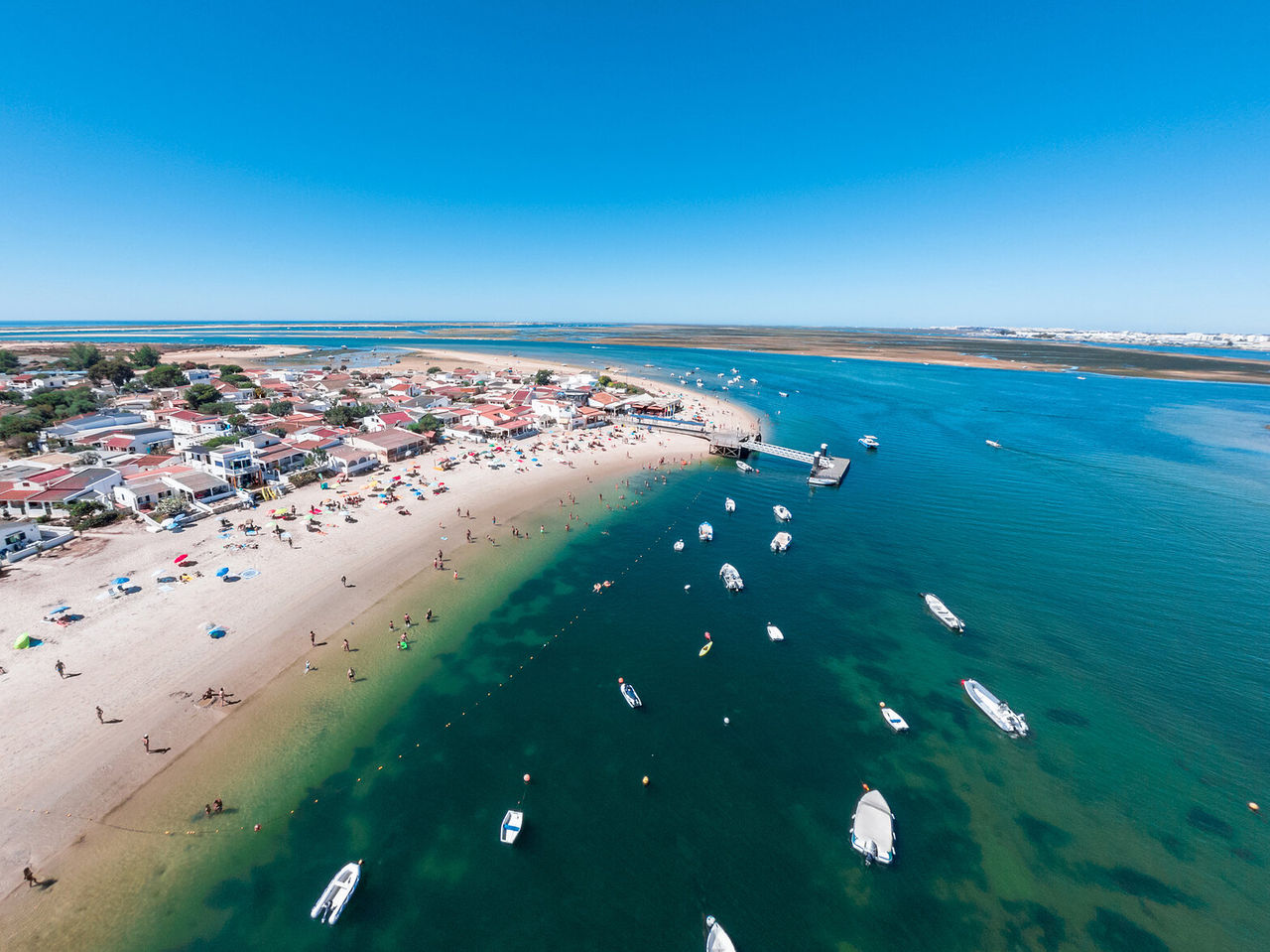 Vista paradisíaca aérea de la isla de Armona, Algarve, con aguas cristalinas y barcos en la Ria Formosa