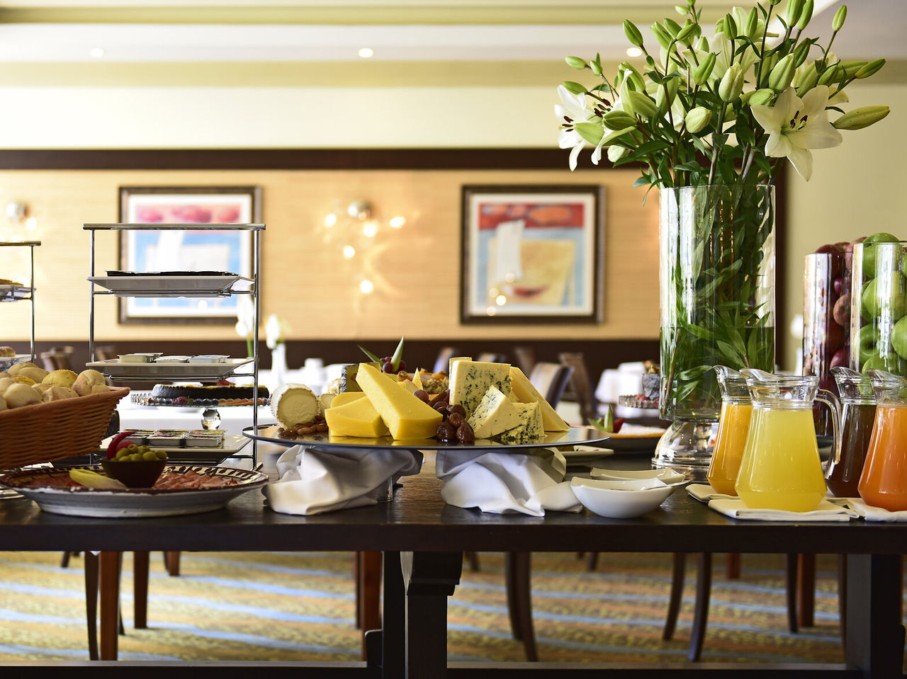 El restaurante Valhalla, del Hotel 4 Estrellas en Alvor, tiene variedad de comidas como embutidos, pan, huevos y jugos