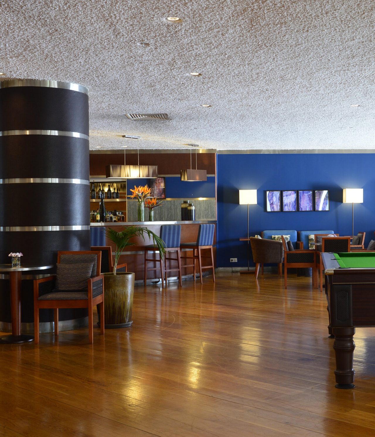 El bar Prime del hotel 5 estrellas en Vilamoura, tiene un amplio espacio con mesas, sillas y una mesa de billar