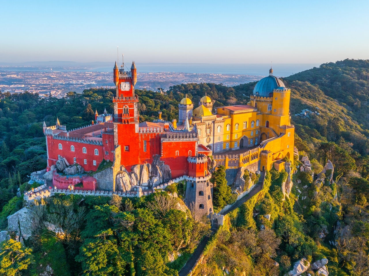 Vista aérea de la magnífica Sierra de Sintra y el Palacio da Pena, con la ciudad de Lisboa y el río Tajo al fondo