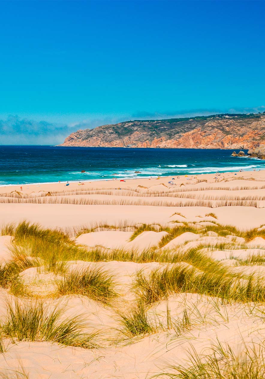 Playa del Guincho en Cascais, un día perfecto con arena dorada, dunas y mar azul