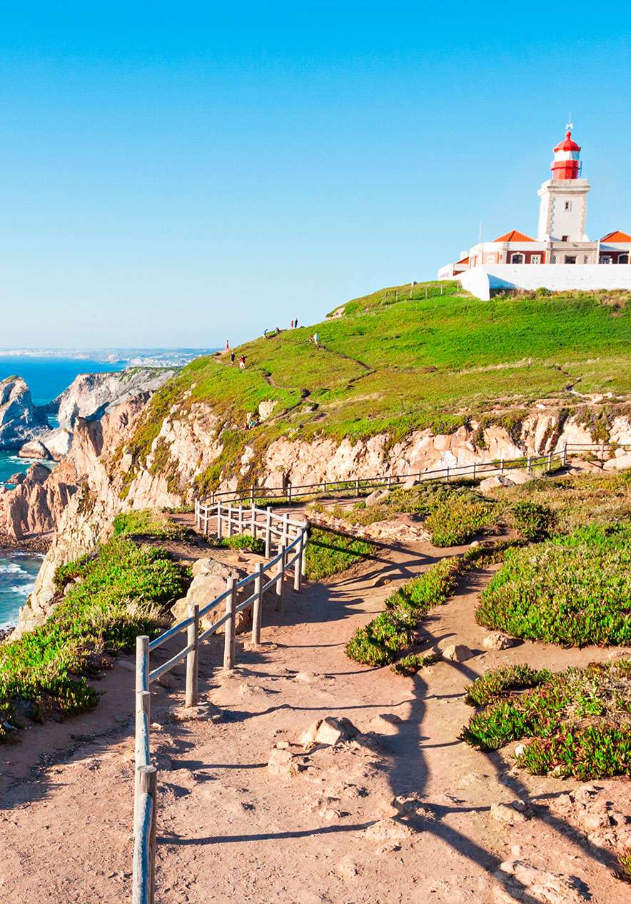 En el Cabo da Roca, en el Parque Nacional de Sintra-Cascais, puedes recorrer senderos con vista al Atlántico