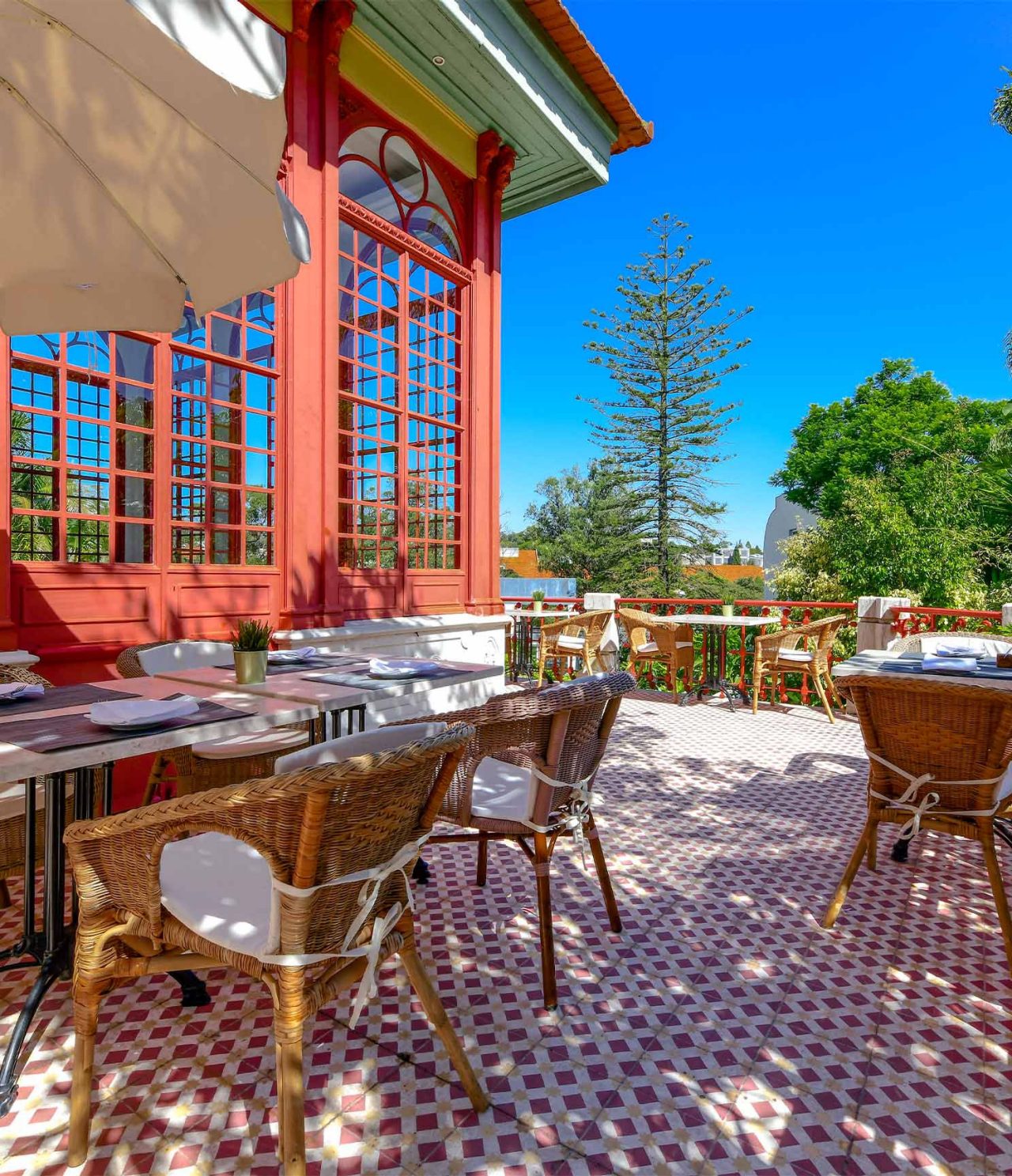 El restaurante Casa do Lago, del Hotel 5 Estrellas, Monumento Nacional, tiene una terraza con mesas y sillas con vista