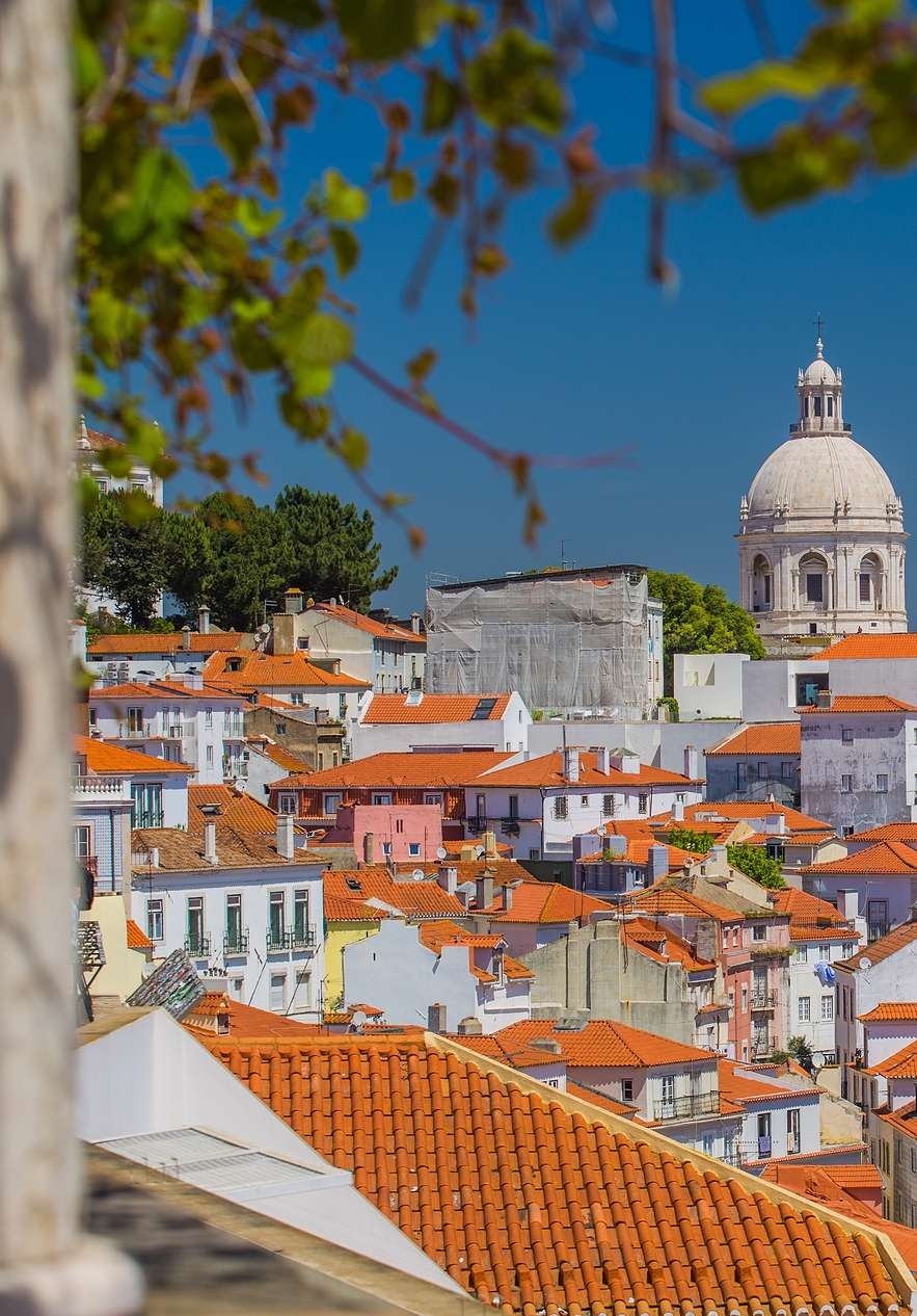 Barrio de Alfama en Lisboa, con edificios coloridos de varias alturas y estilos, mostrando la historia
