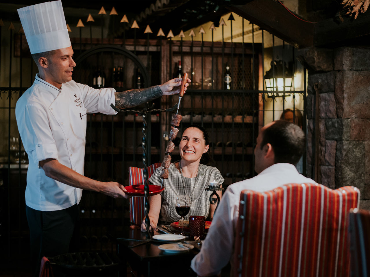El restaurante Taverna Grill, del Hotel 5 Estrellas en Madeira, tiene un chef sirviendo espetadas de carne típicas