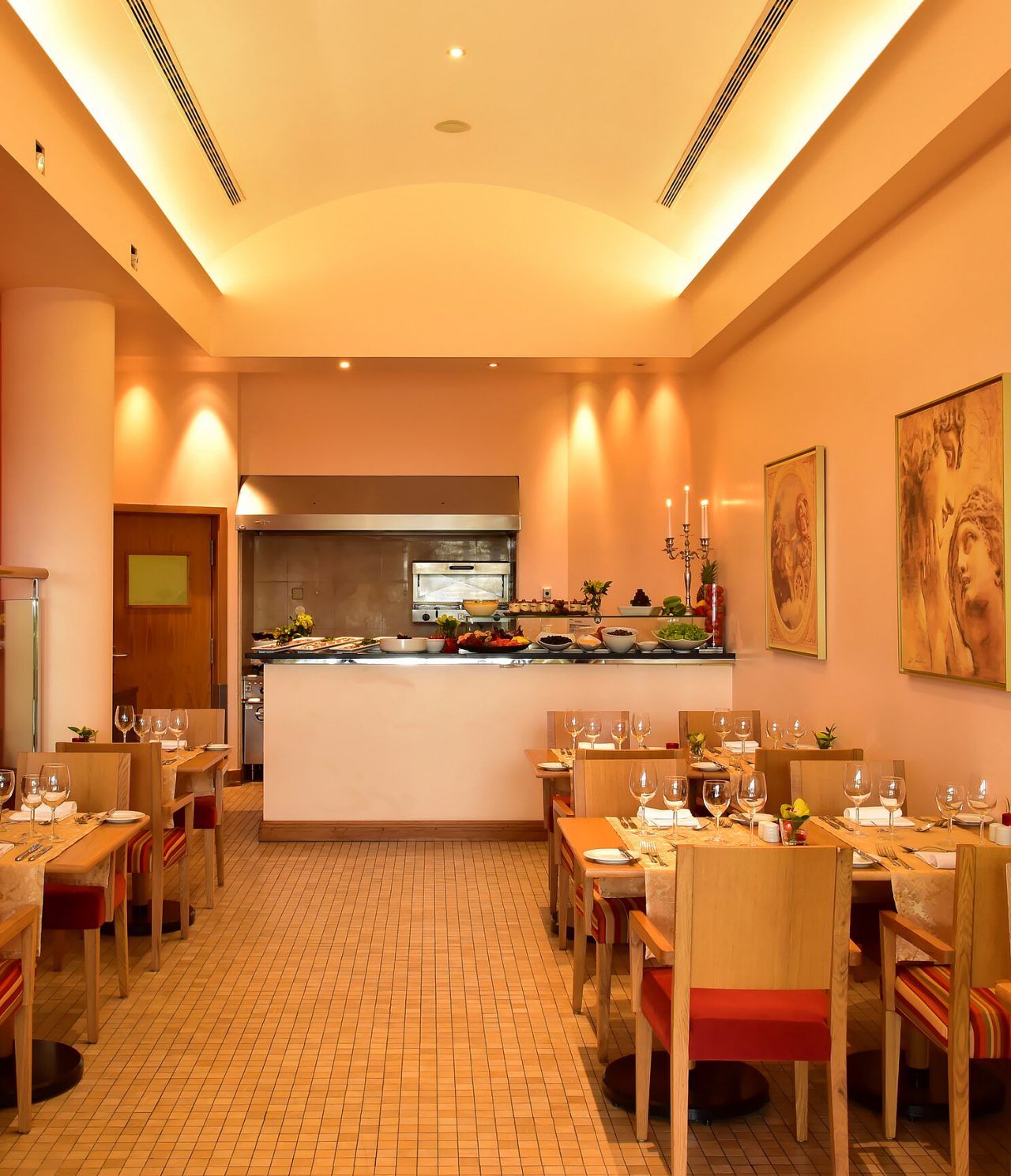 El restaurante Trattoria de La Fontana, del Hotel 5 Estrellas en Funchal, en Madeira, tiene mesas y buffet de ensaladas