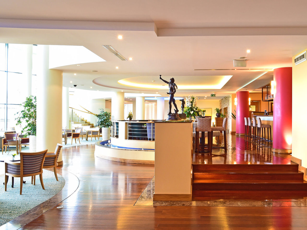 El Coast Bar, del Hotel 5 Estrellas en Funchal, Madeira, tiene un espacio con mostrador y sillas para pedir bebidas