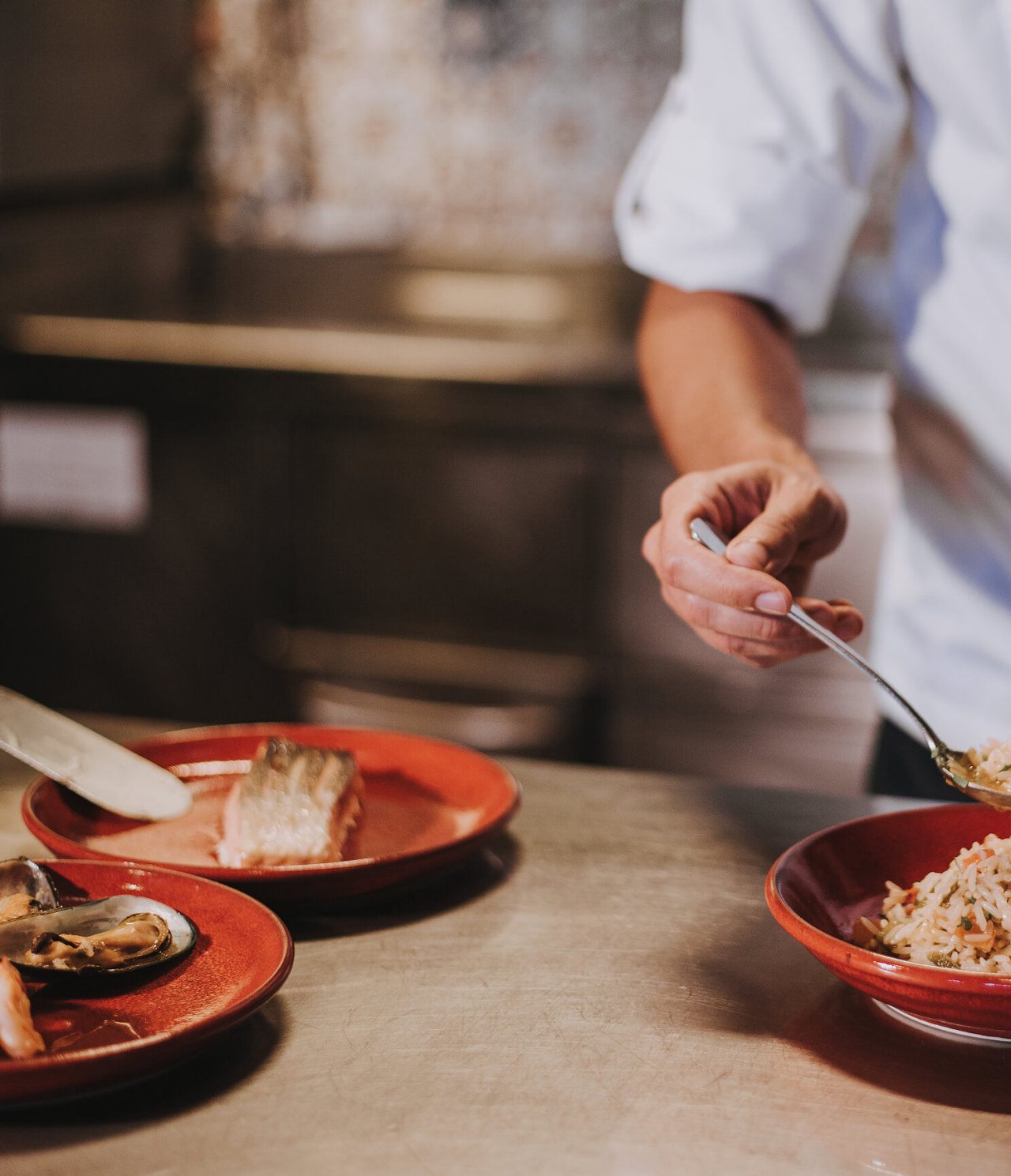 El restaurante Taverna Grill, del Hotel en el Centro de Funchal, Madeira, tiene un chef emplatando los platos