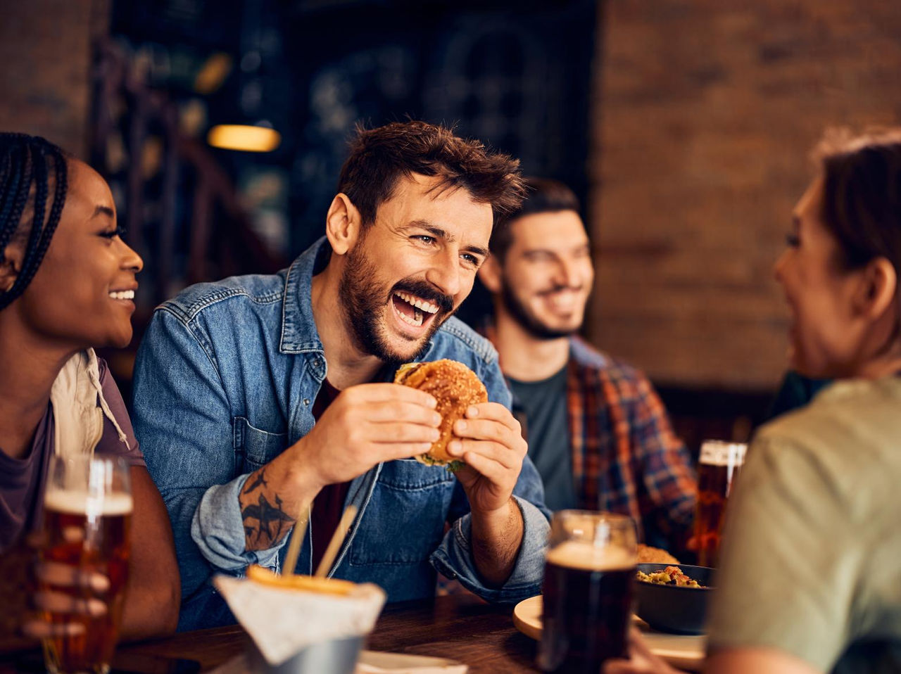 El restaurante Pausa Burger, del Hotel 4 Estrelas en el Centro de Funchal, tiene hamburguesas y papas fritas