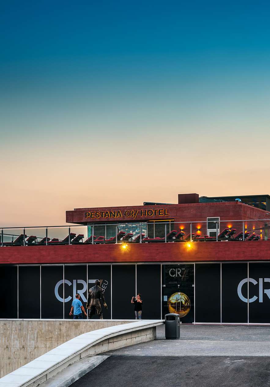 Museo de Cristiano Ronaldo junto al hotel Pestana CR7 Funchal, con personas fotografiándose con la estatua