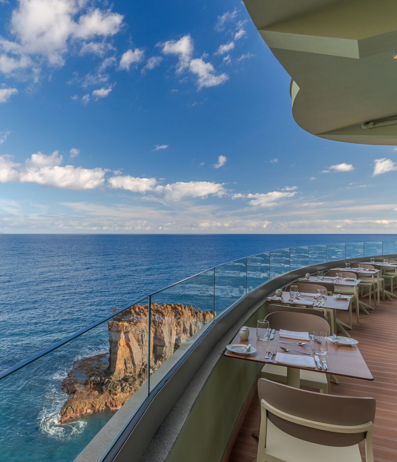El restaurante Flor do Mar, del Hotel con acceso al mar en Funchal, tiene una terraza con vista al mar