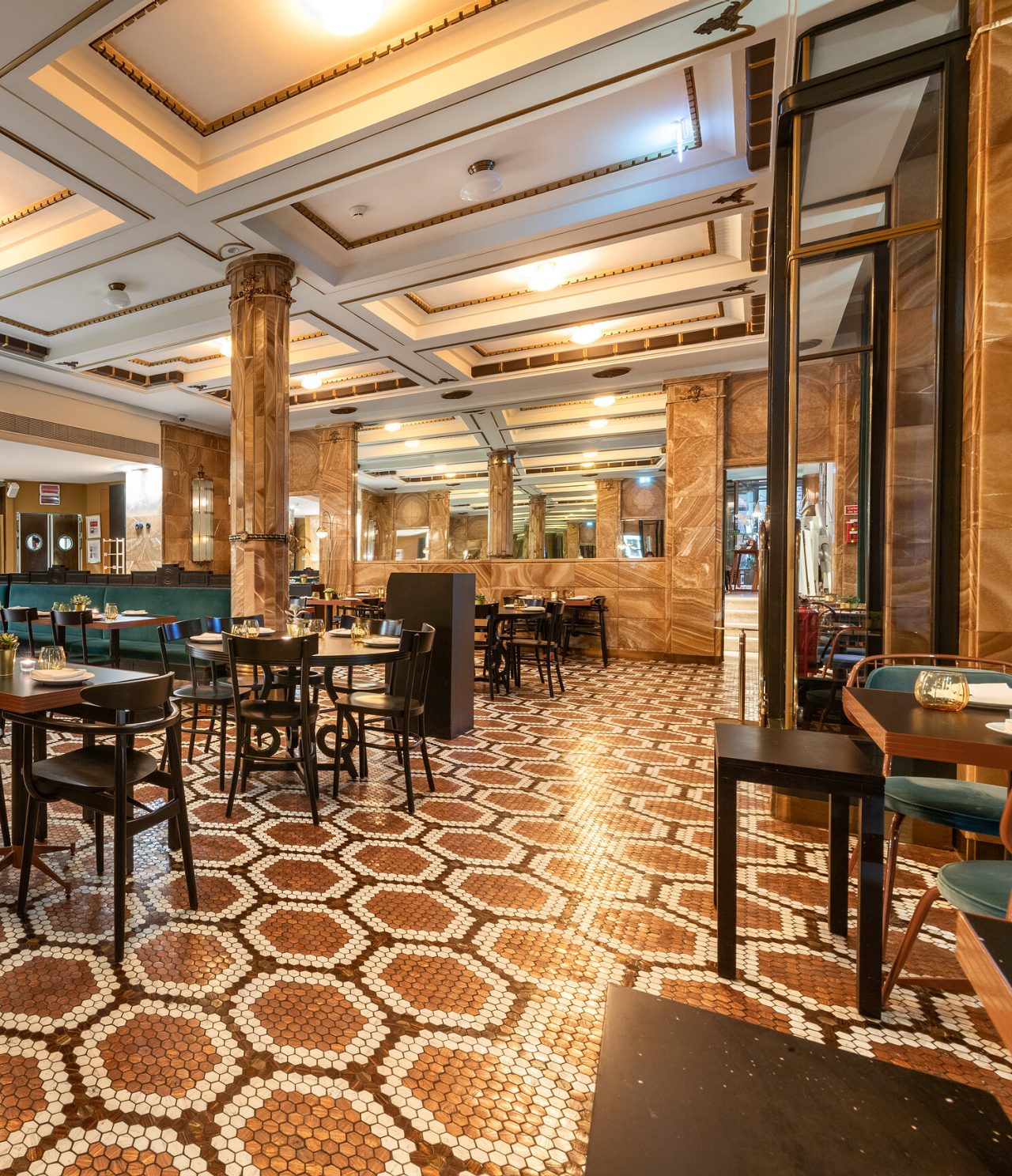 El restaurante A Brasileira, del Hotel 5 Estrellas en el Centro de Oporto, tiene decoración moderna y elegante