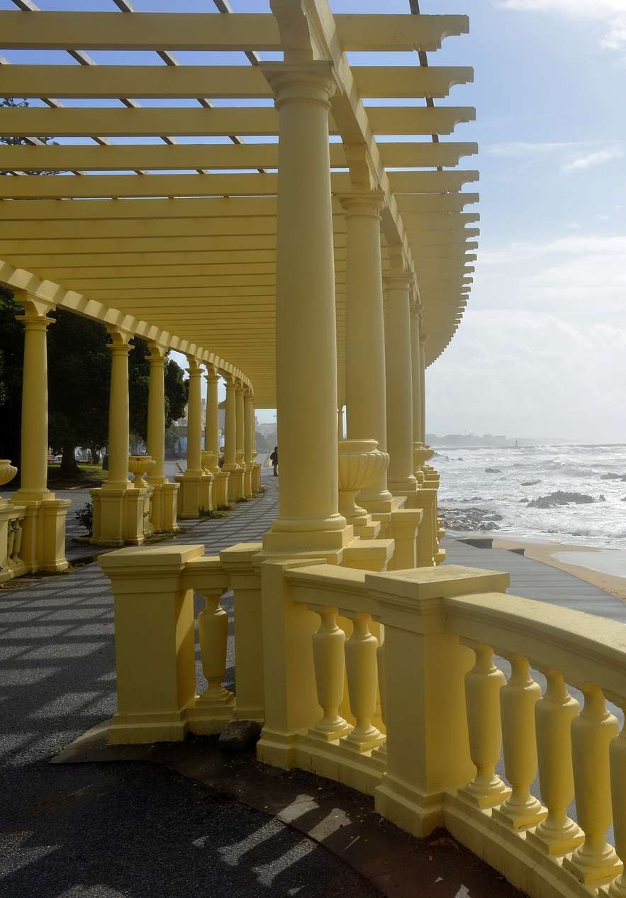 Hospédate en Pestana Vintage Porto y disfruta de un día soleado paseando junto al mar en la desembocadura del Duero