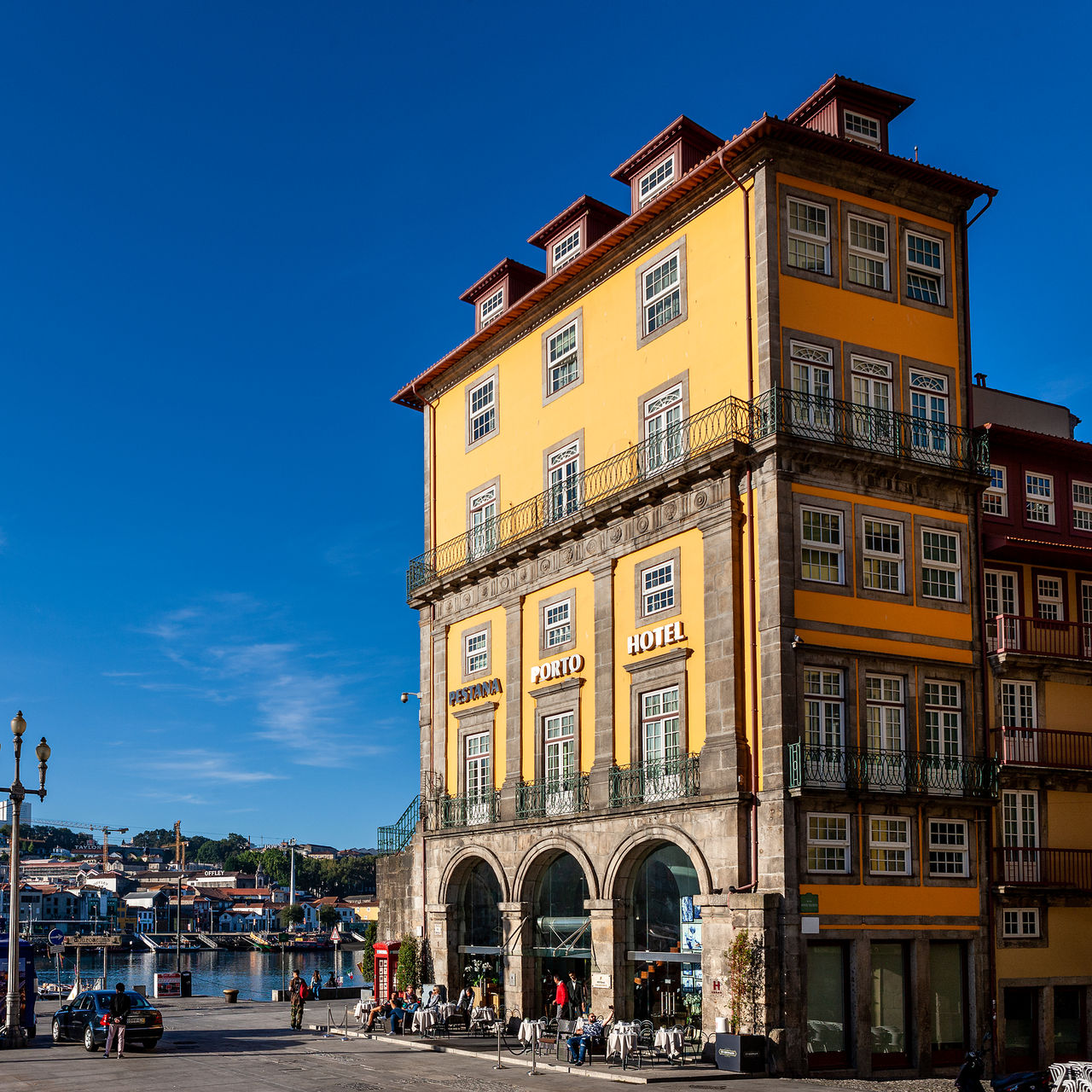 Edificio amarillo de Pestana Vintage Porto, un hotel de 5 estrellas junto al río en el centro de la ciudad