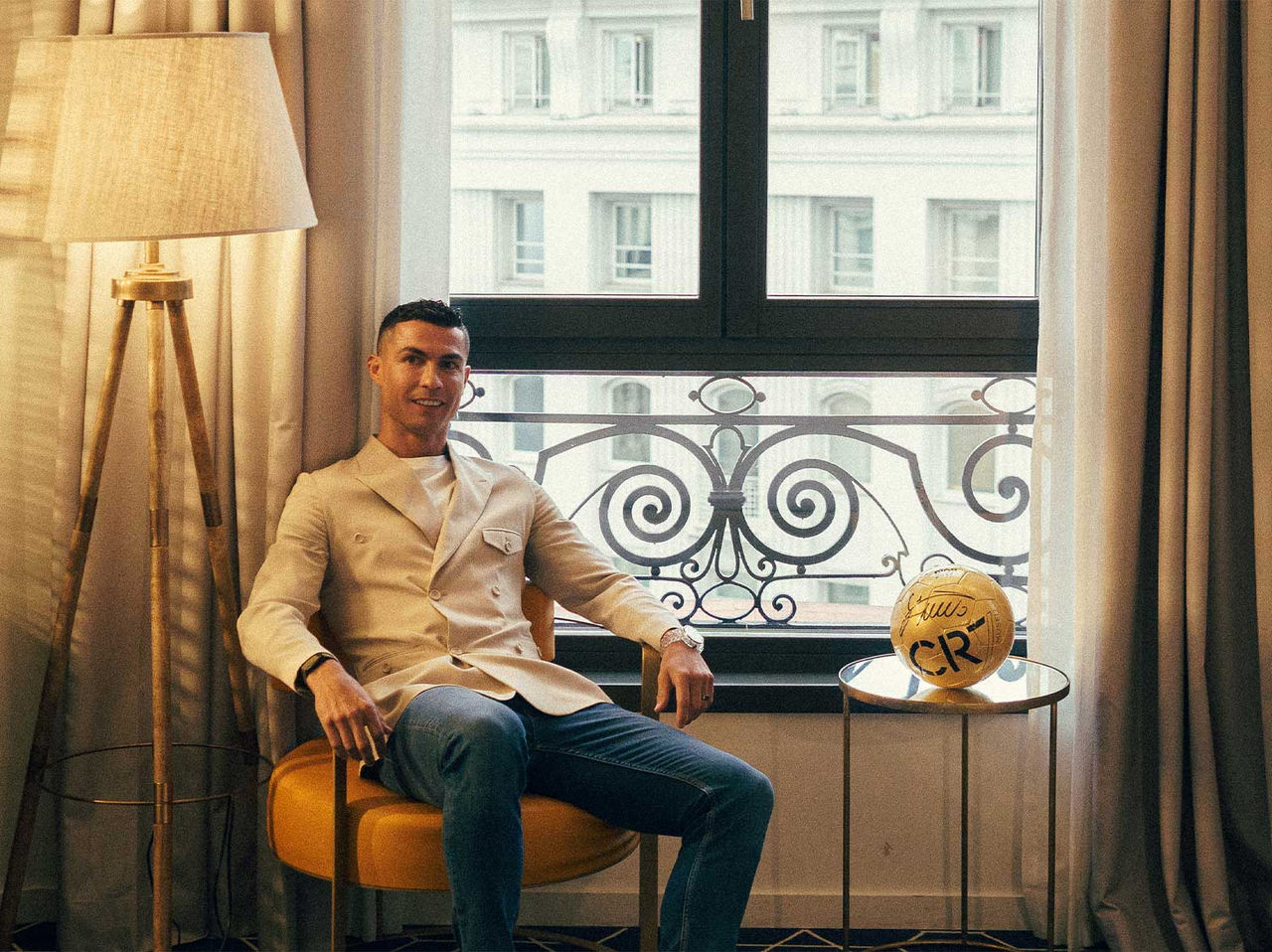 Cristiano Ronaldo y pelota de fútbol firmada en un hotel de la marca Pestana CR7 Lifestyle Hotels