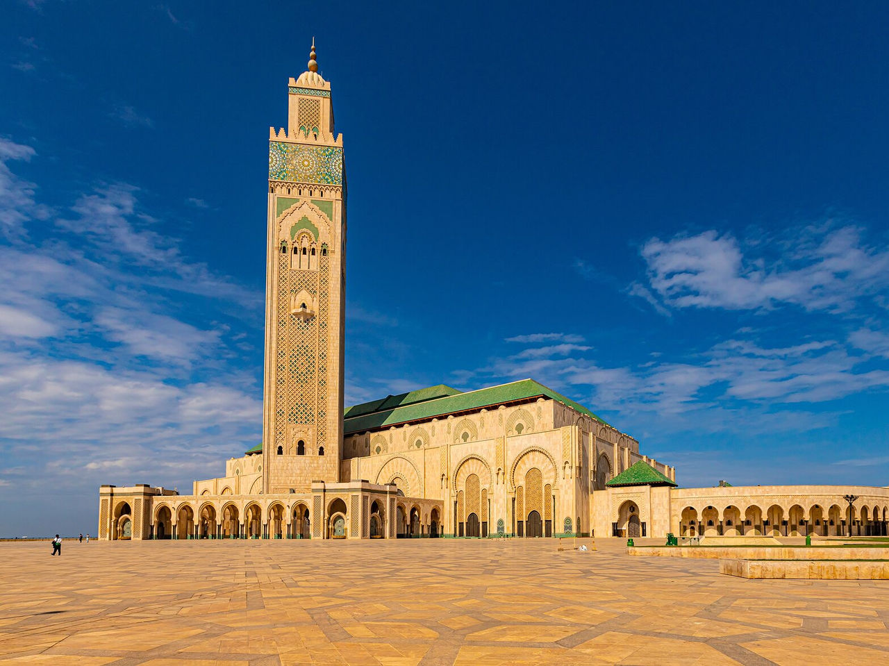 A Mesquita de Hassan II no centro da cidade, durante o dia com telhados verdes