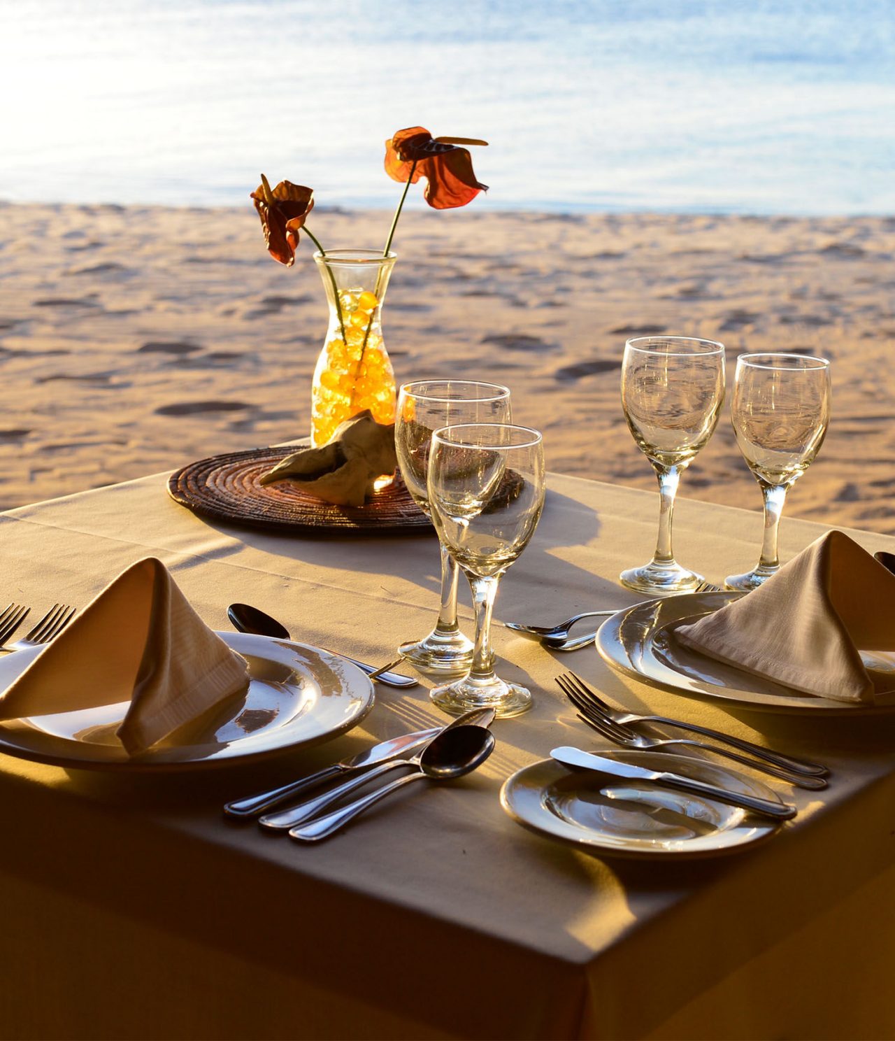 O restaurante Flamingo, do Eco Resort na Ilha de Bazaruto, tem mesas em cima da areia da praia com vista para o mar