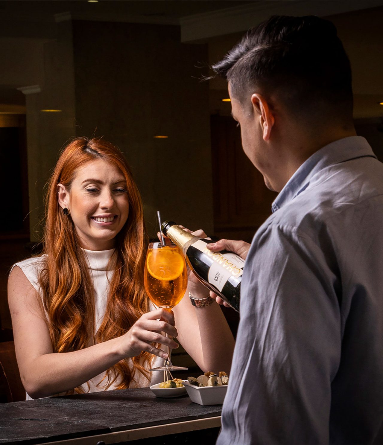 O bar Tango Bar, do Hotel em Buenos Aires, tem um bar onde é possível pedir um cocktail e aperitivos 