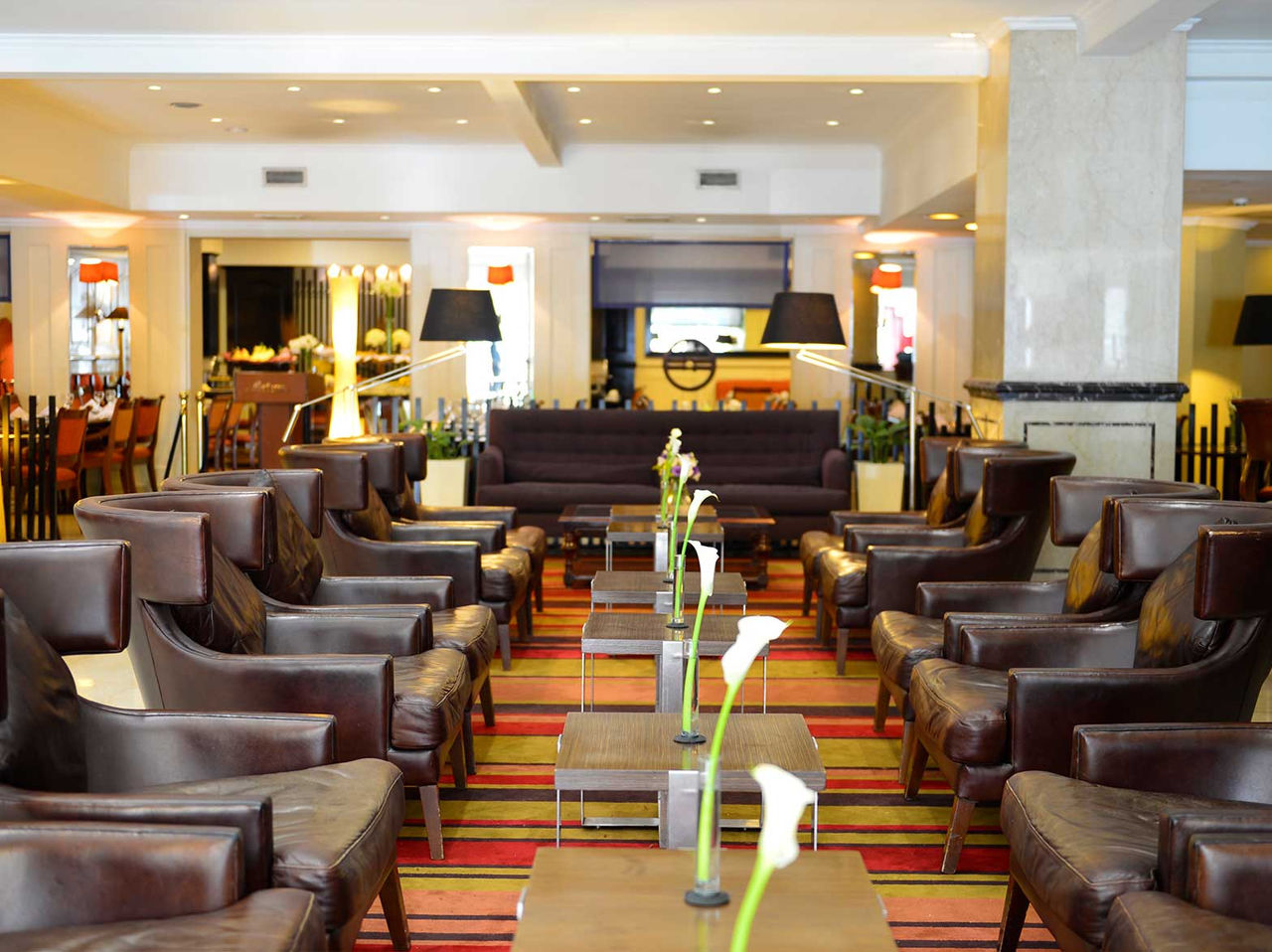 O bar Tango Bar, do Hotel em Buenos Aires, conta com um espaço confortável com cadeiras para poderem usufruir de um cocktail