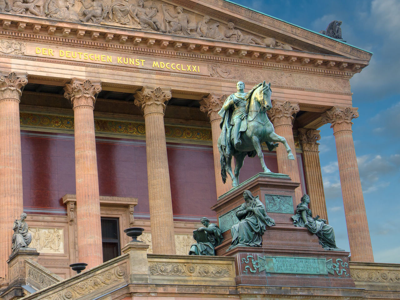 A imponente fachada de Alte Nationalgalerie em Berlim, com a sua arquitetura neoclássica e uma estátua equestre em frente
