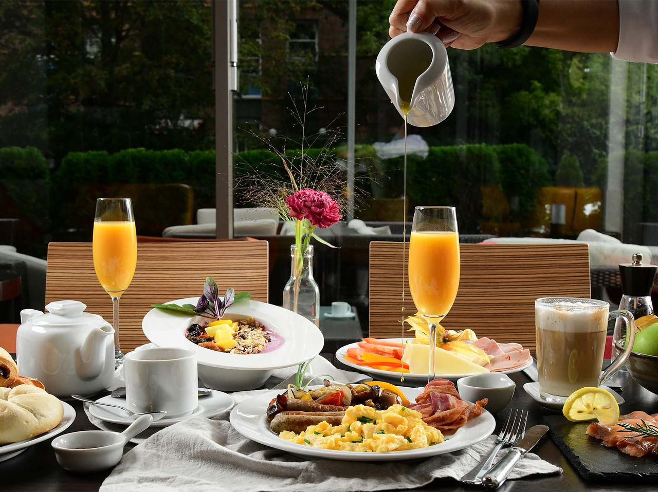 O restaurante Atlantis, do Hotel 4 Estrelas em Berlim, tem várias mesas e serve prato variados desde ovos, enchidos e fruta