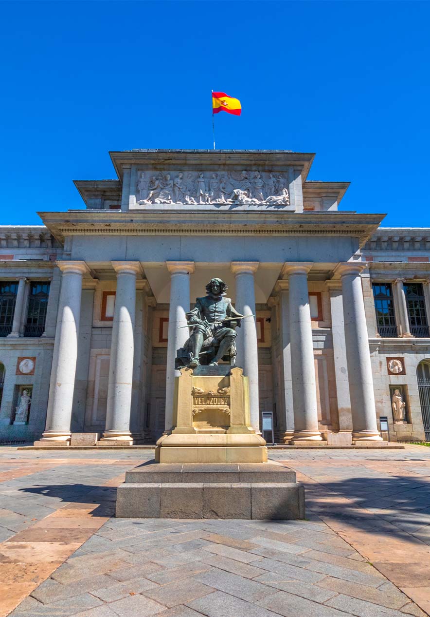 Entrada principal do museu do Prado, com uma estátua no meio, que pertence ao Paseo del Arte, em Madrid
