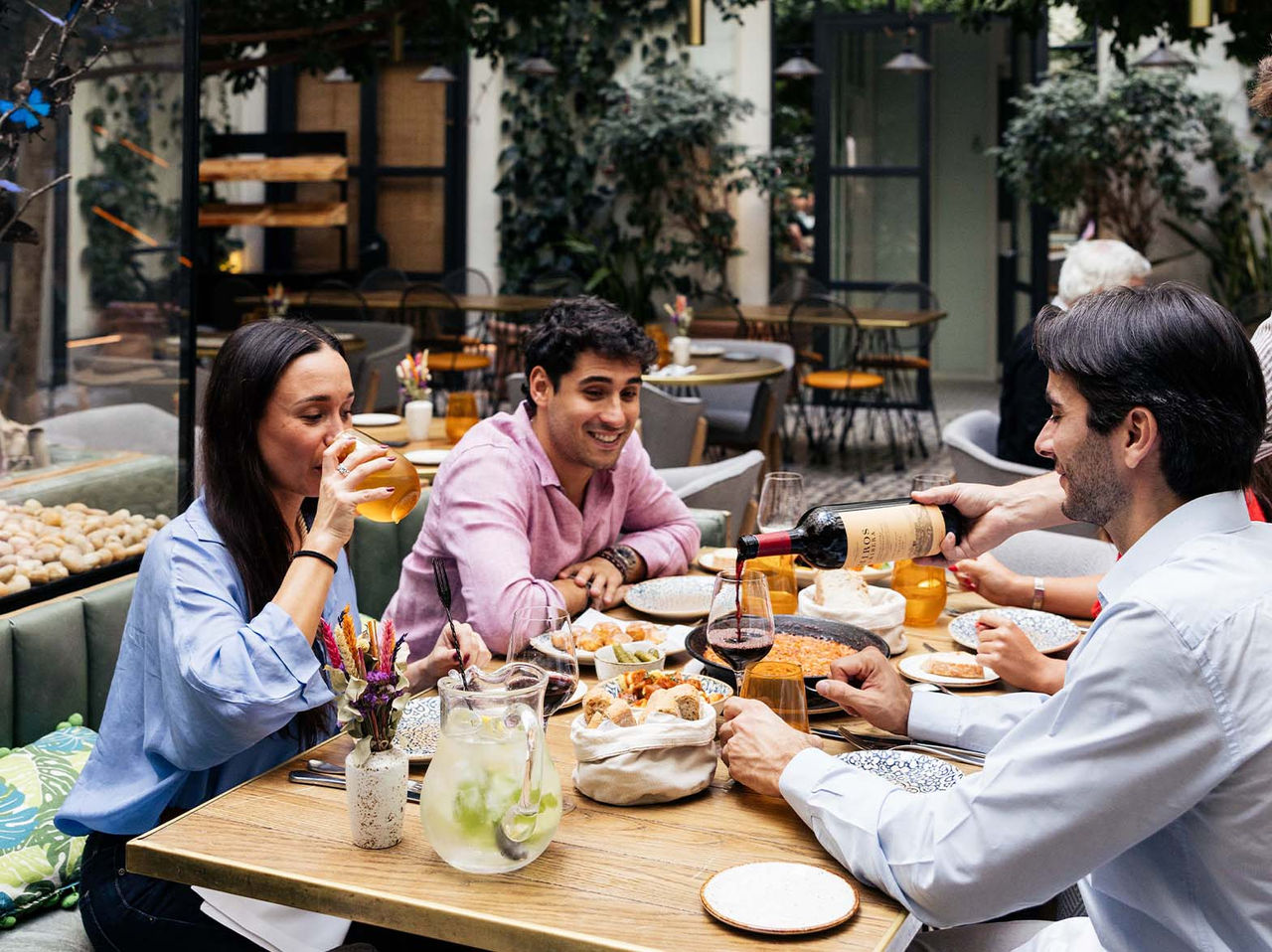 No restaurante Café de La Plaza, do Hotel no Centro Histórico de Madrid, pode desfrutar de uma refeição com tapas e vinho