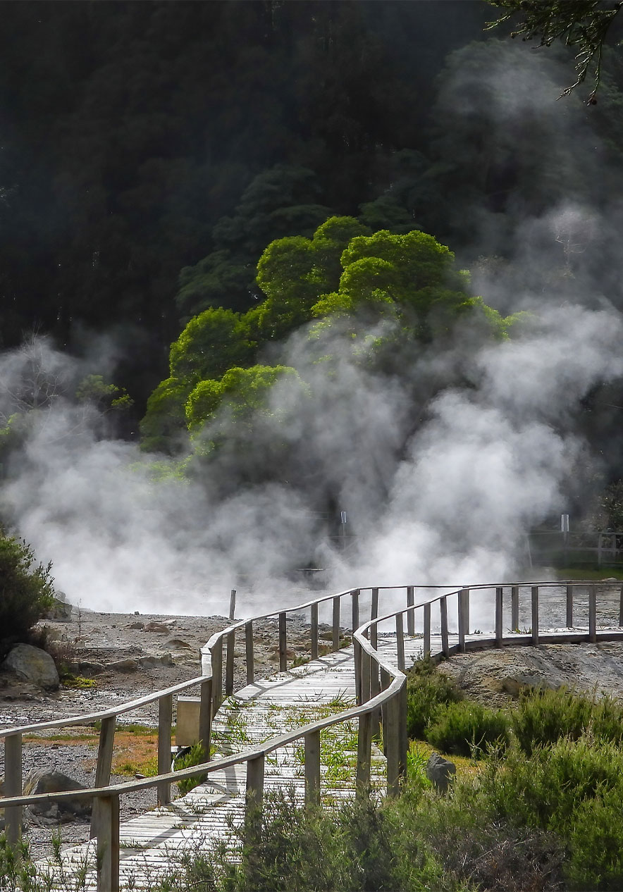 Parque das Furnas, onde se vê o vapor que a terra gera, no meio de um passadiço com natureza à volta