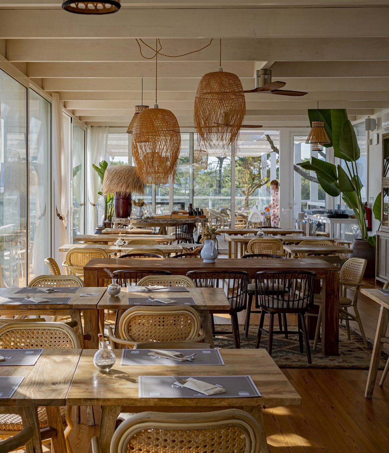 O restaurante Moana Beach Club, do Eco Resort a 10 Minutos da Praia da Comporta, tem um espaço bem decorado e cheio de luz
