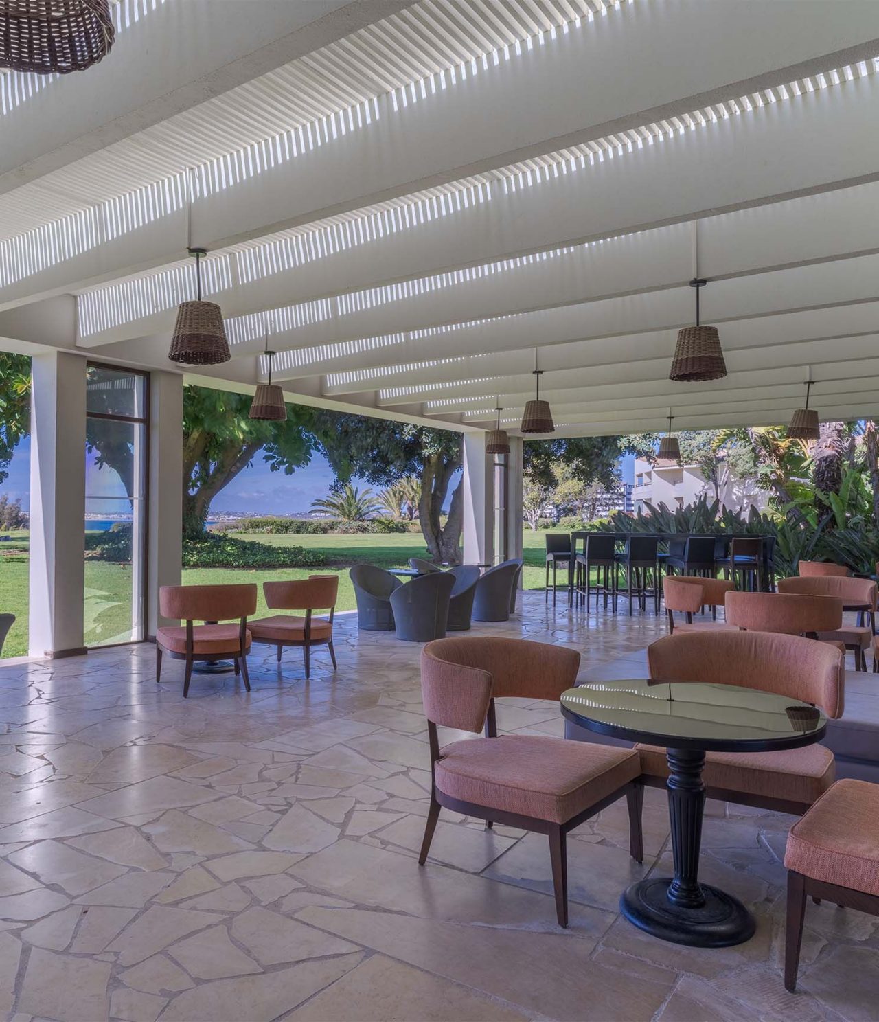 O bar D. Henrique, do Hotel 5 Estrelas no Algarve, tem várias mesas na esplanada, com vista para o jardim e para o mar