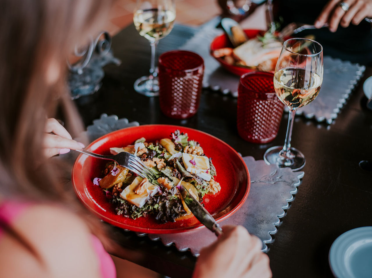 O restaurante Fairway, do Hotel 4 Estrelas para Famílias no Algarve, serve refeições como salada com queijo de cabra