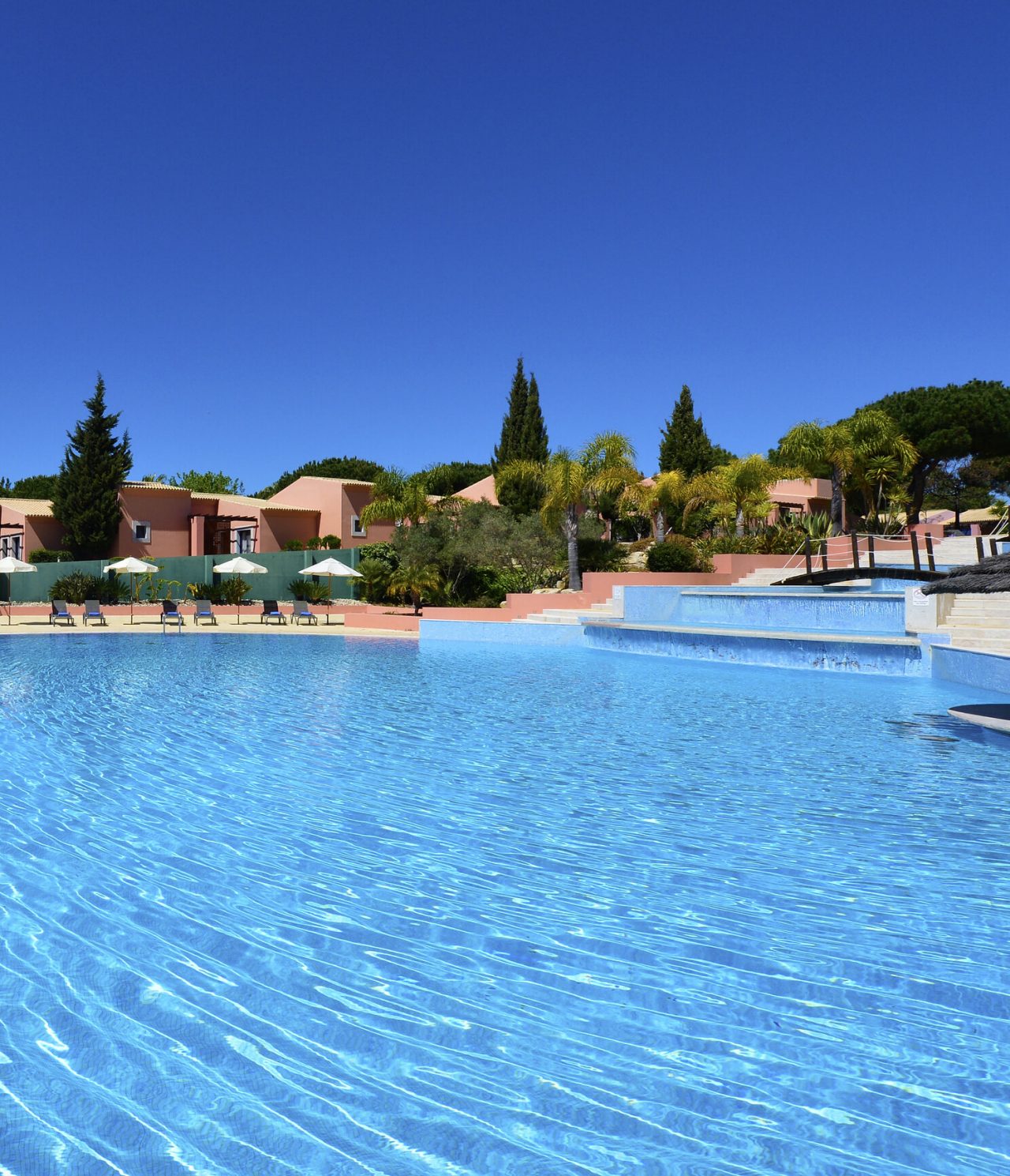 O  Bar da Piscina, do Hotel 5 Estrelas em Vilamoura, fica ao lado da piscina, que tem várias espreguiçadeiras