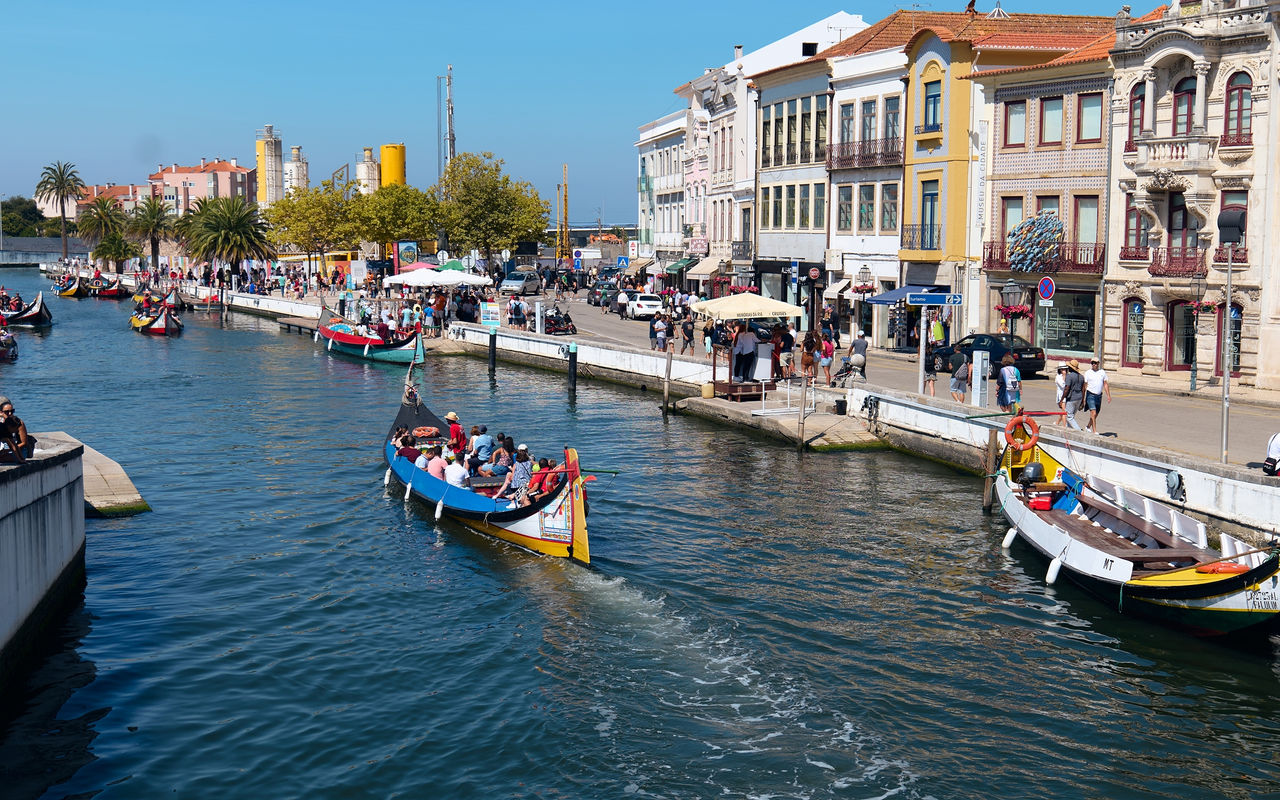 Passeio nos históricos barcos moliceiros pelos canais de Aveiro em Portugal