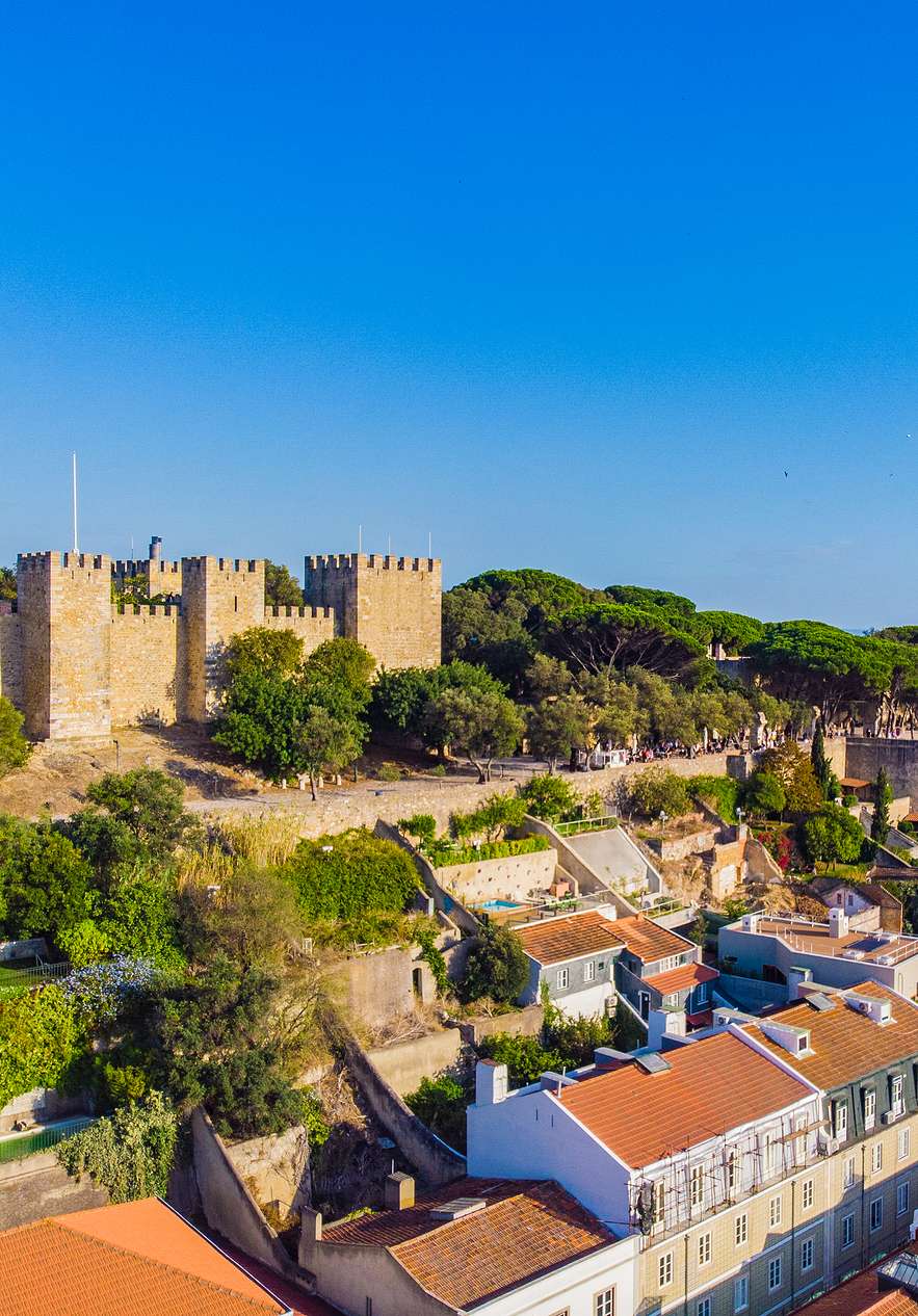 No alto de uma das colinas de Lisboa, está o Castelo de São Jorge, com uma deslumbrante vista para a cidade de Lisboa