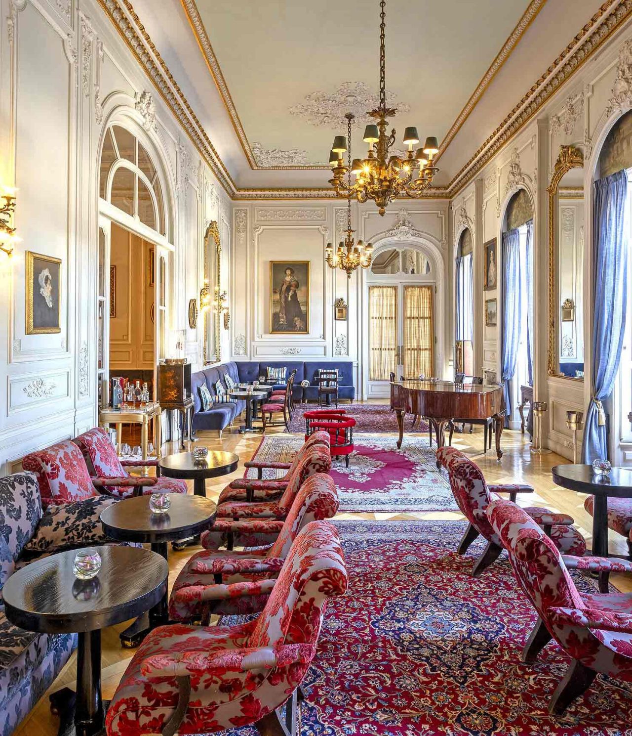 O bar Allegro, do Hotel 5 Estrelas, Monumento Nacional , o Pestana Palace Lisboa, tem sofás, mesas e cadeiras e um piano