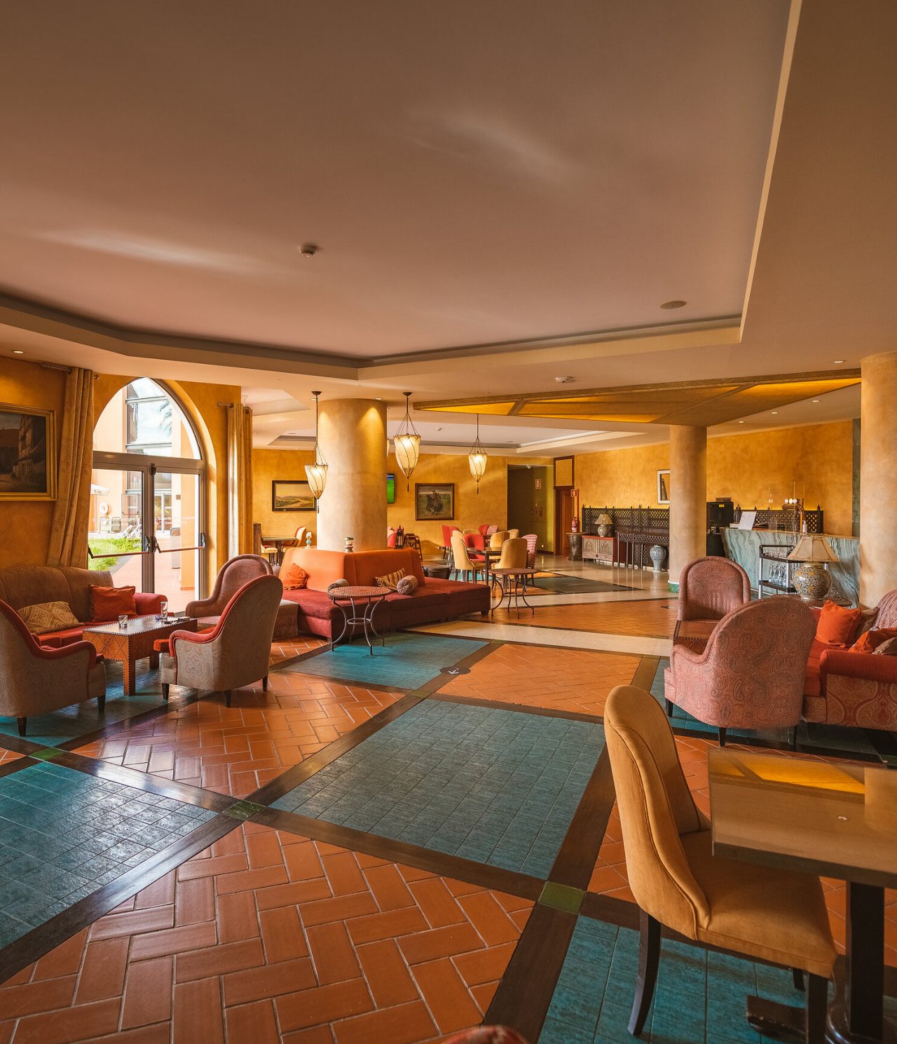 O bar Chafariz, do Hotel 4 Estrelas em Sintra, tem mesas, cadeiras e sofás confortáveis para desfrutar de um cocktail