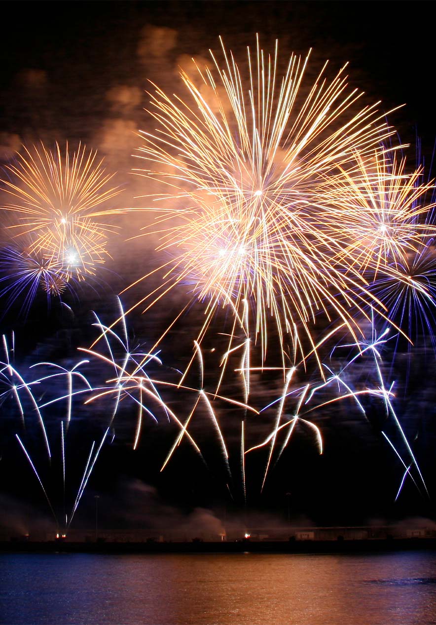 Fogo de artifício no Festival do Atlântico em Junho, na Madeira, disparado de barcos no mar