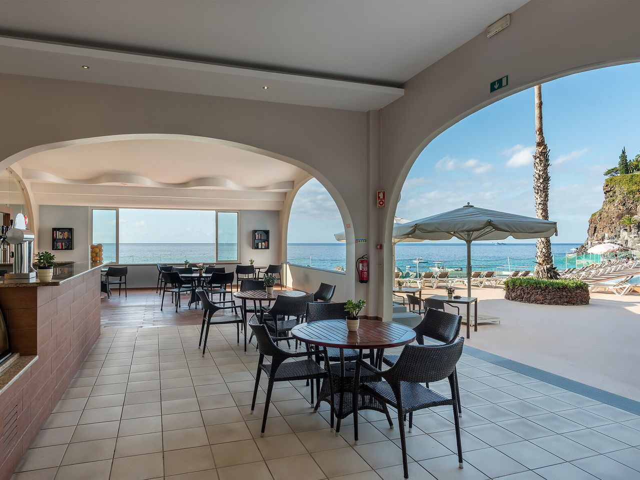 O bar Atlântico, do Hotel no Centro do Funchal, na Madeira, tem uma esplanada interior e uma exterior com vista para o mar