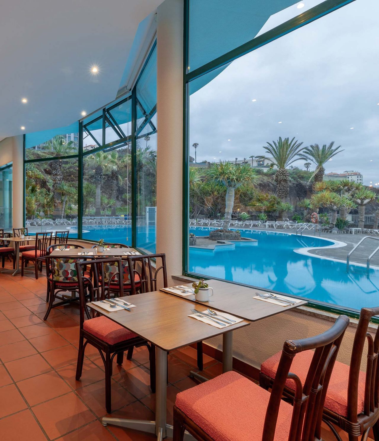 O restaurante Arlequim, do Hotel 5 Estrelas no Funchal, na Madeira tem mesas com vista para a piscina